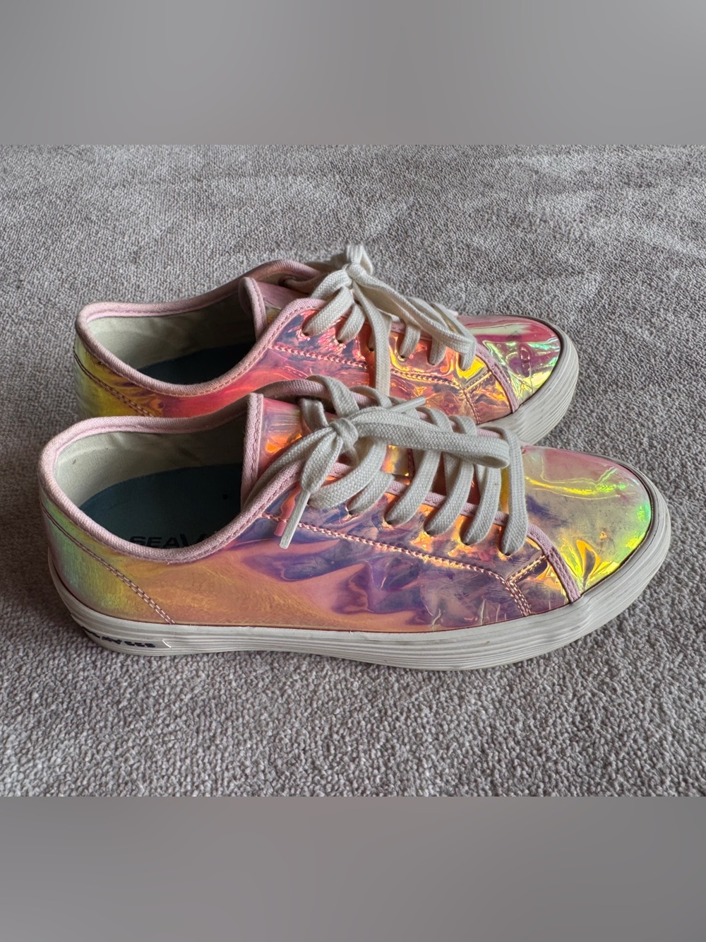 EUC Sea Vees Monterey Platform Women's Pink
Halographic TPU Sneakers US size 7
